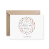 TARJETA - LA CURVA MÁS BONITA DE CUALQUIER MUJER ES SU SONRISA + SOBRE KRAFT