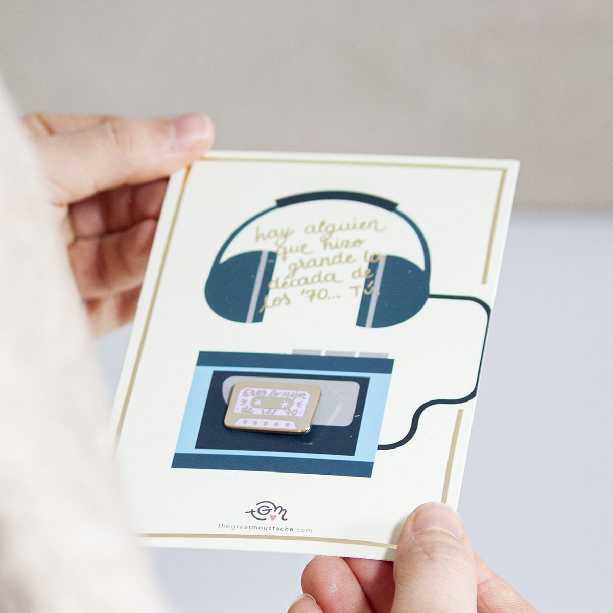 TARJETA STAMPING DORADO + PIN "ERES LO MEJOR DE LOS 70"