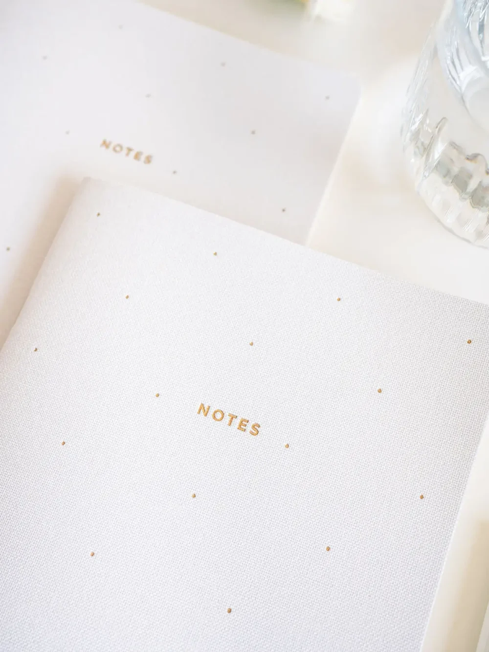 LIBRETAS WHITE LOTUS ENTELADAS BLANCO 1