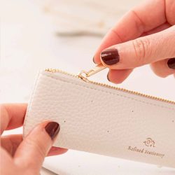 estuche cremallera white lotus 1