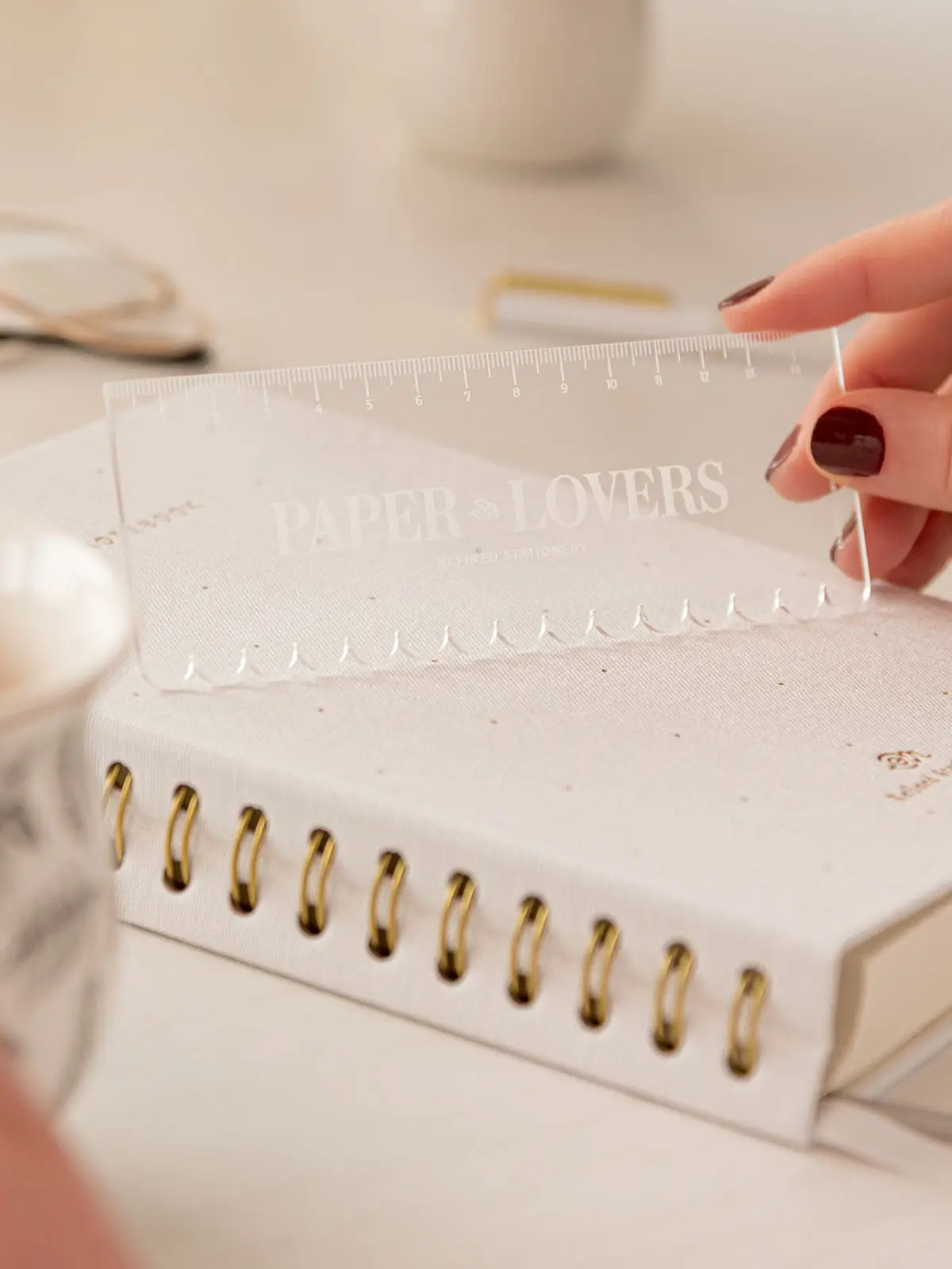 regla white lotus borde decorativo