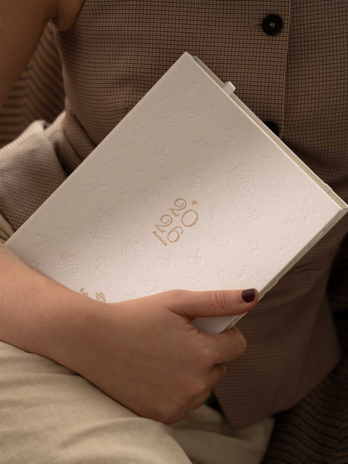 bloomy white 2026 1600 1