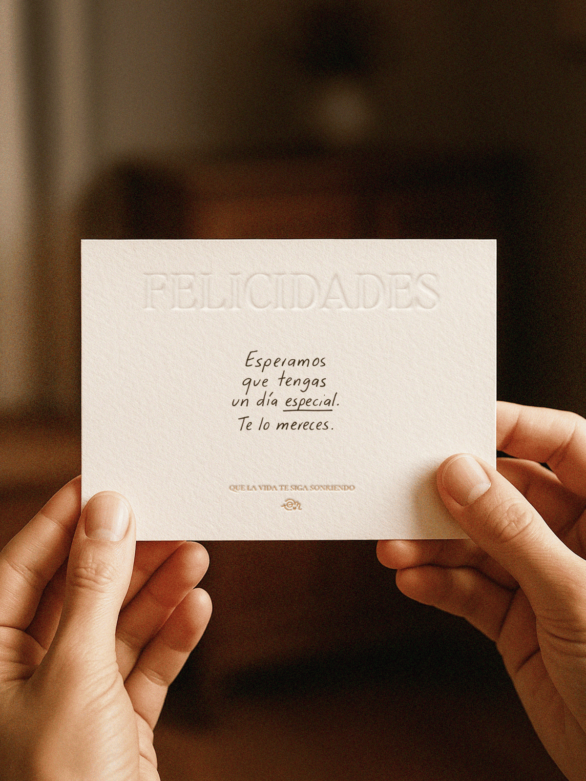 tarjeta de felicidades con detalles dorados de the great moustache