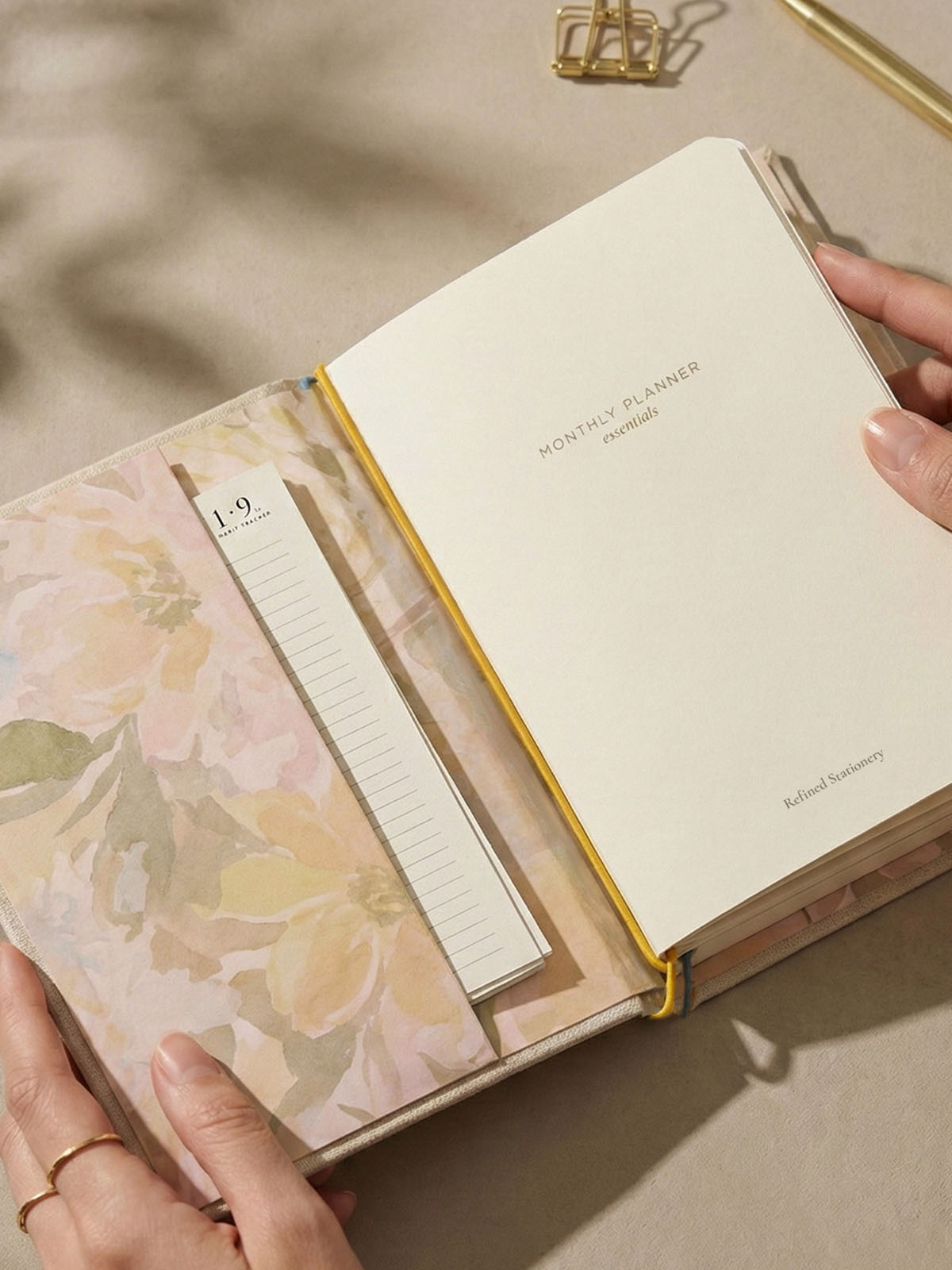 planificador mensual con interior flores y connection bands The Great Moustache