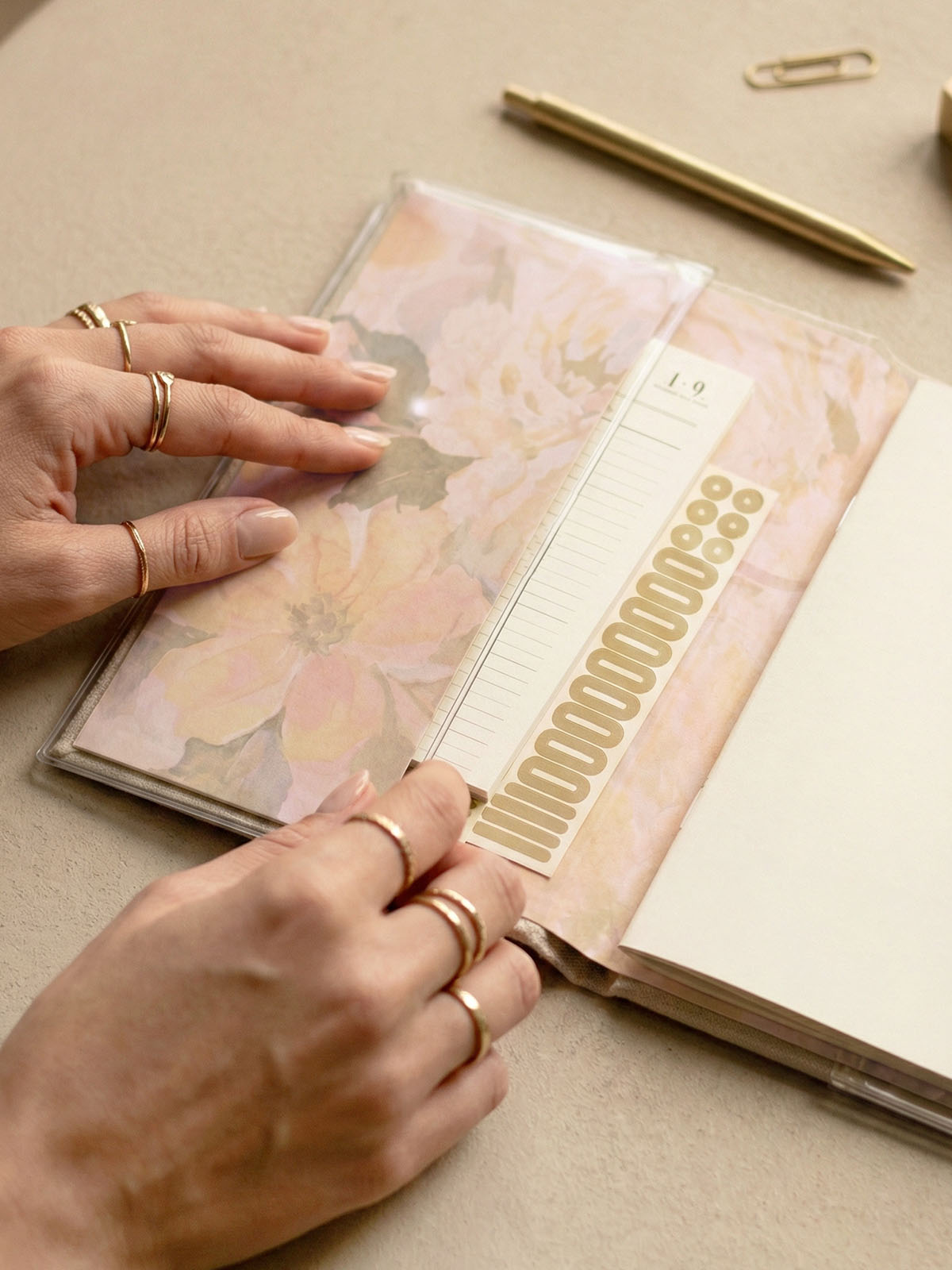 cuaderno con funda transparente protectora y estampado interior de flores