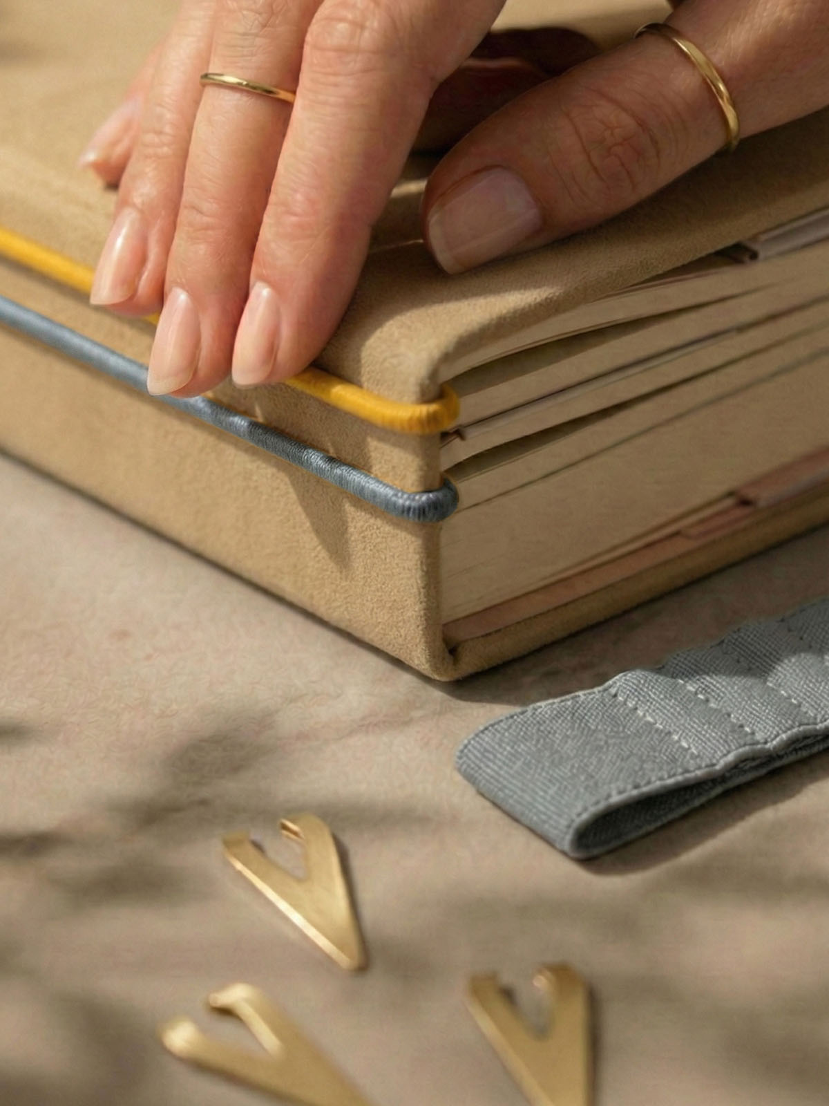 planificador 1·9 con varios cuadernos en su interior y bandas conectoras