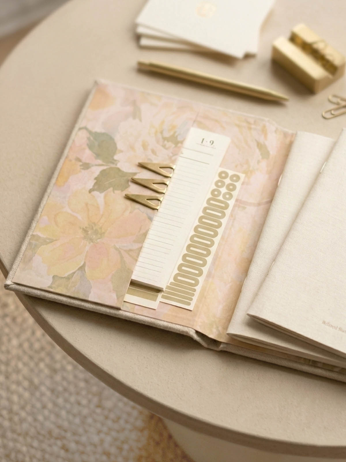 interior cuaderno 1·9 con estampado de flores The Great Moustache