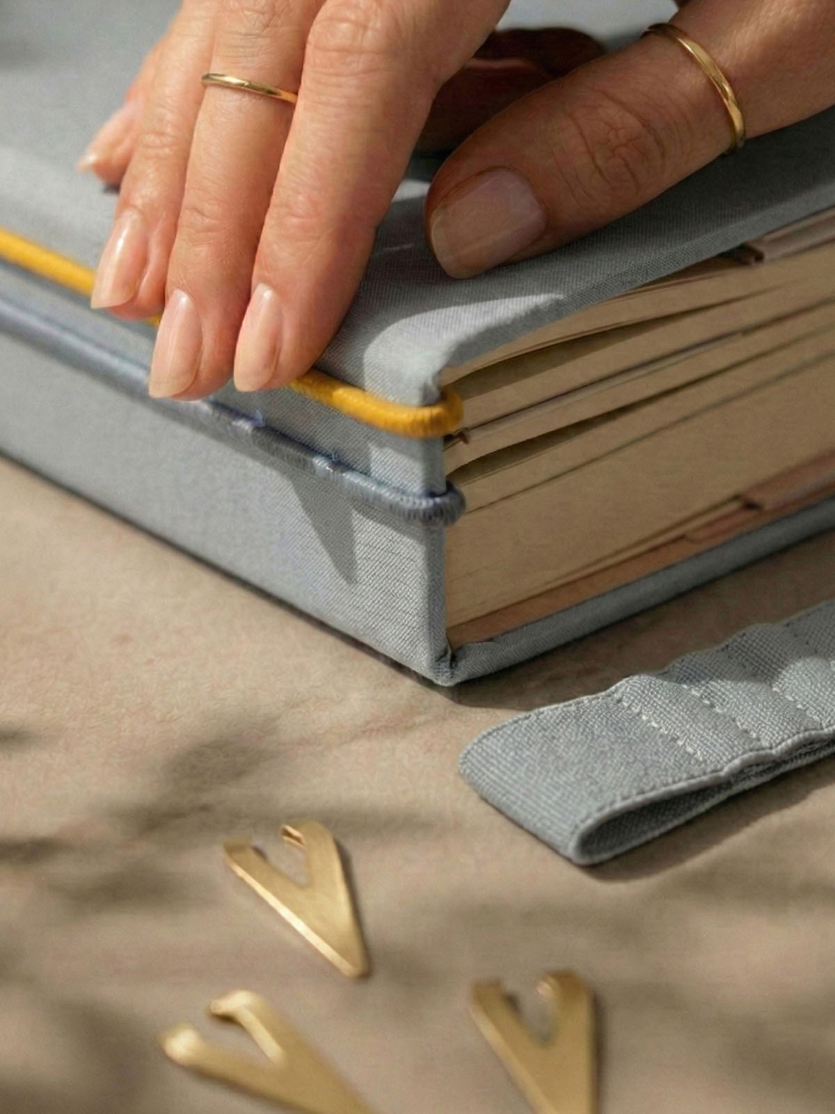 cuadernos 1·9 misty blue con bands connections