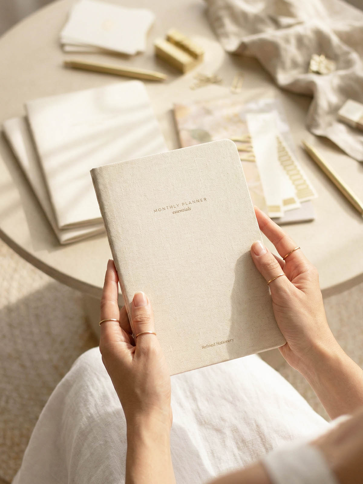 cuaderno con planificador mensual de 32 hojas tamaño a5 y tapa blanda color arena The Great Moustache