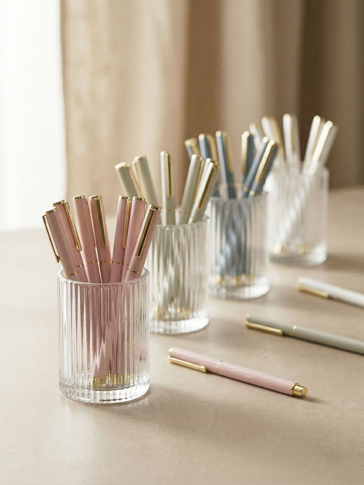 bolígrafos elegantes con detalles dorados