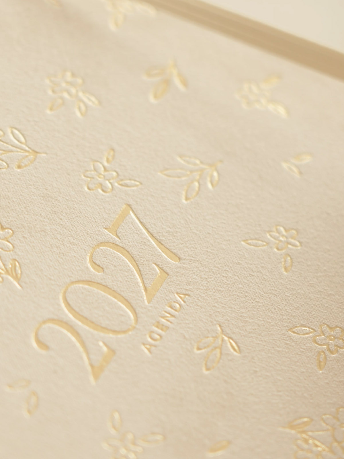 agenda en antelina beige con stamping dorado