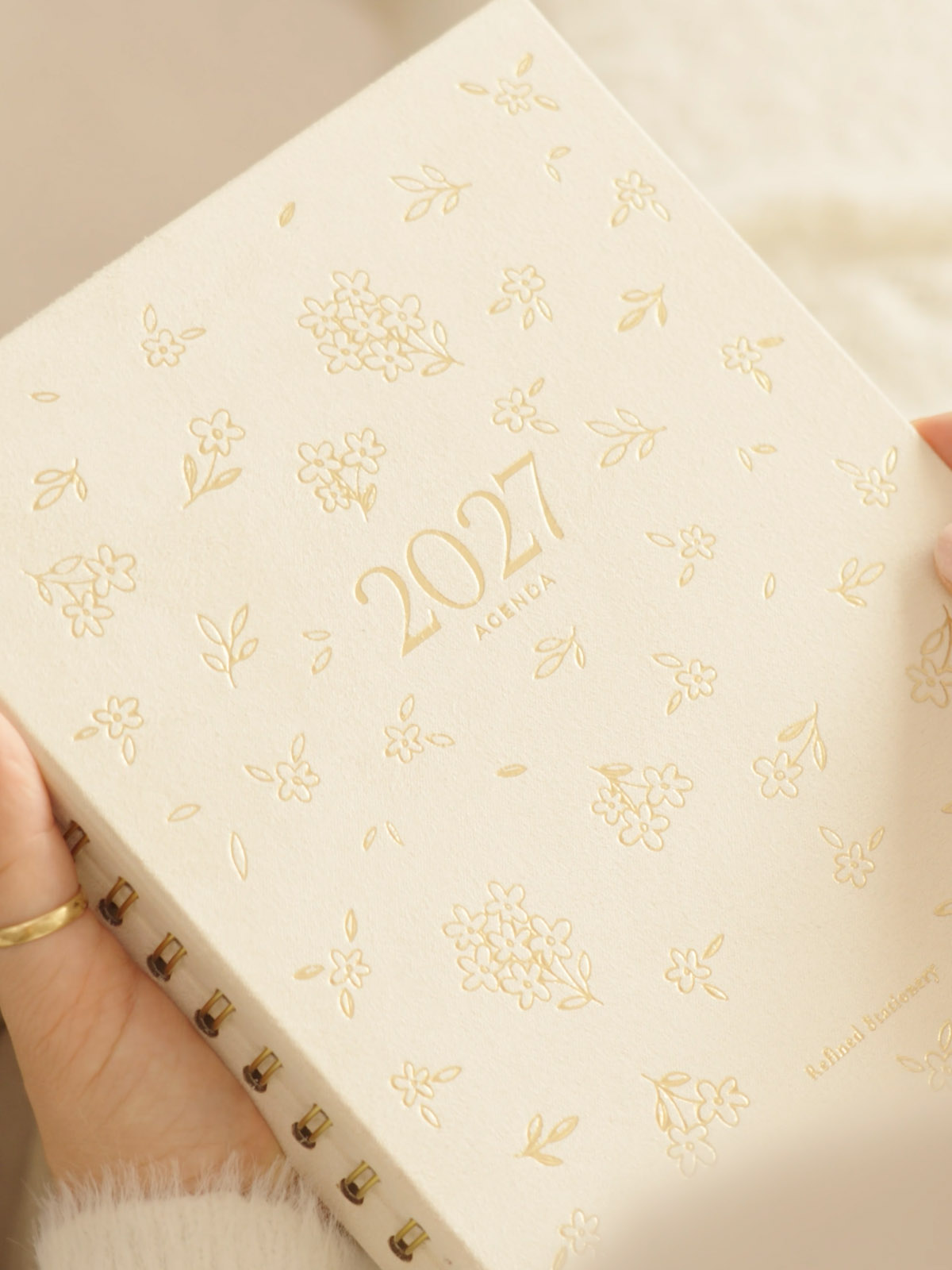 portada de agenda suede en ante y detalles dorados 2027